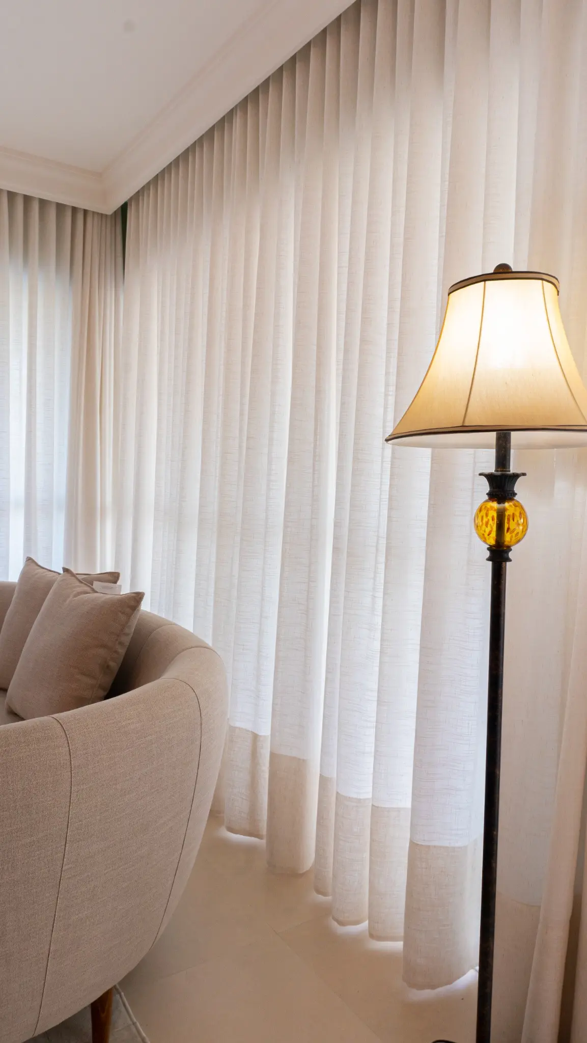 Caimento de uma cortina clara em ambiente residencial