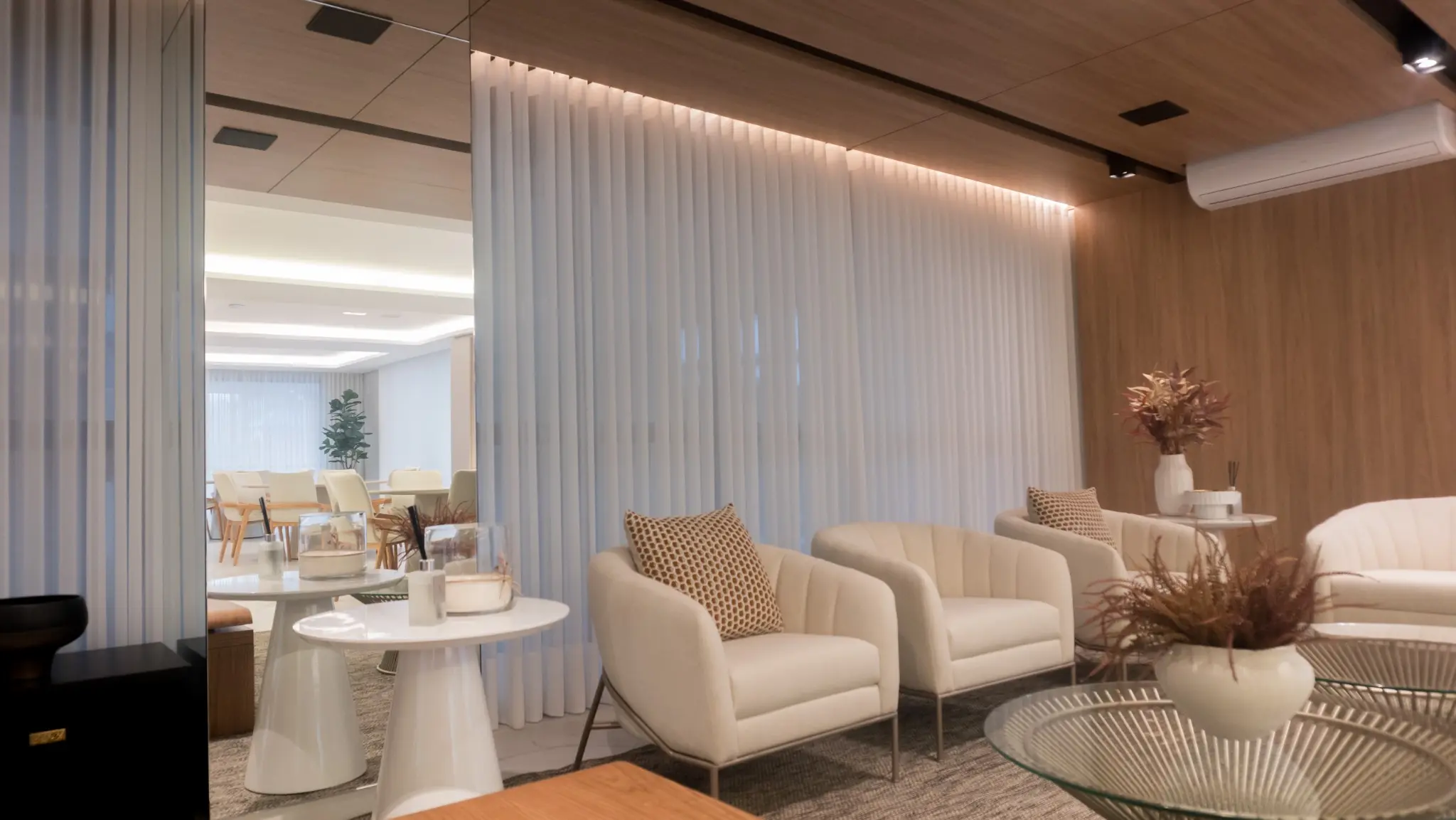 Ambiente sofisticado com cortinas em camadas