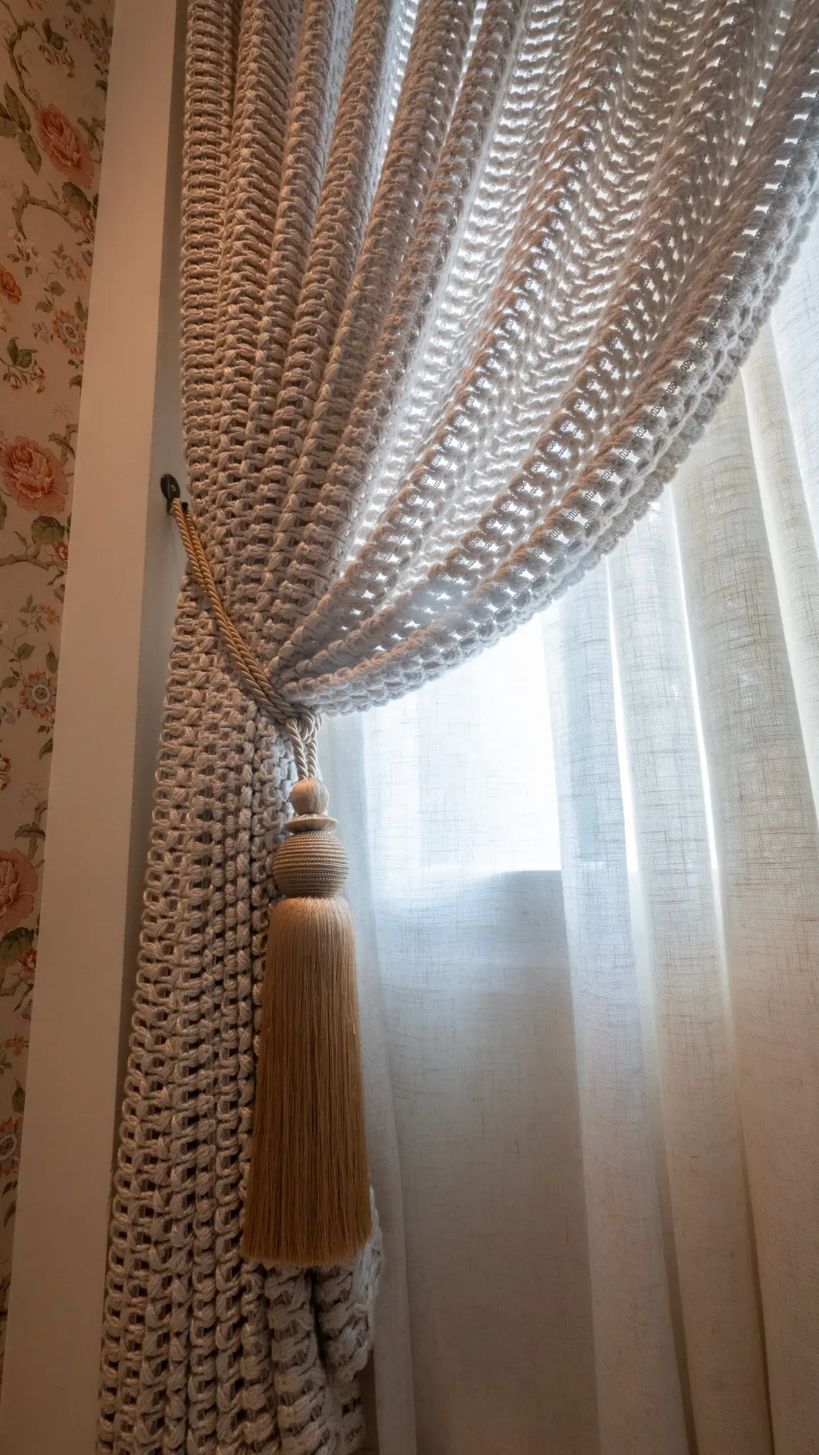 Detalhe artesanal de tecido e pingente decorativo