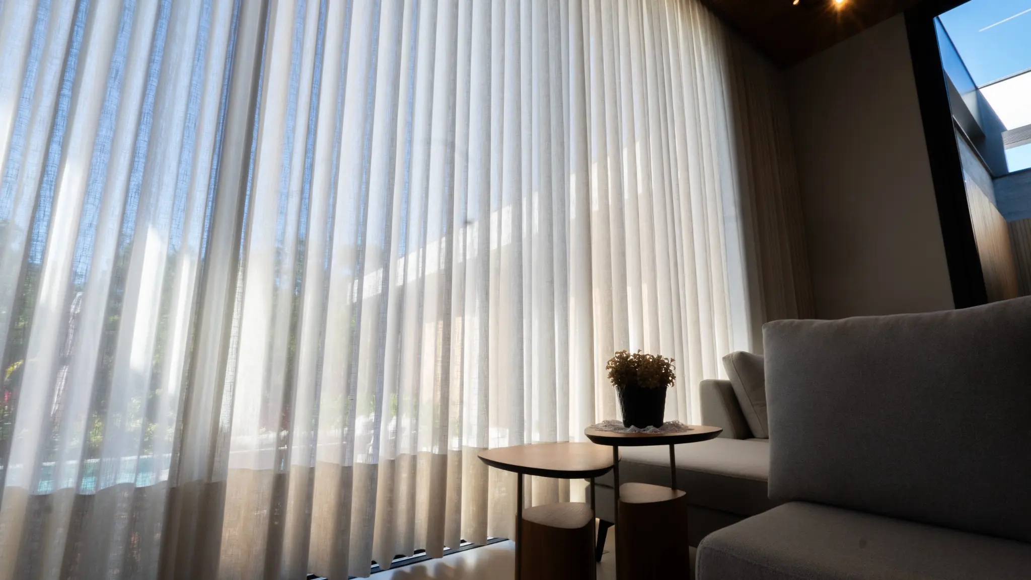 Sala com cortinas do teto ao piso