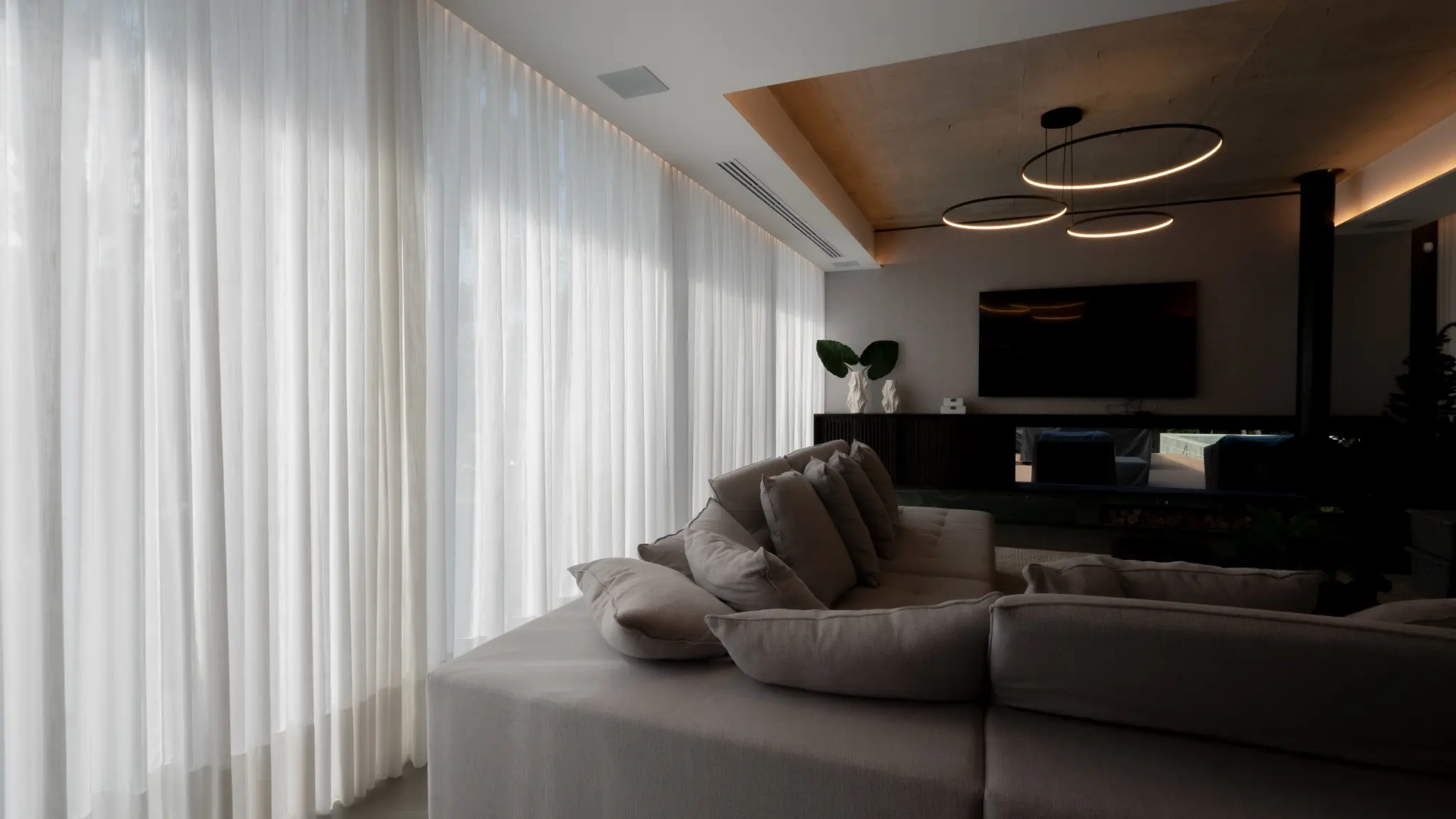Grande sala com cortinas translúcidas