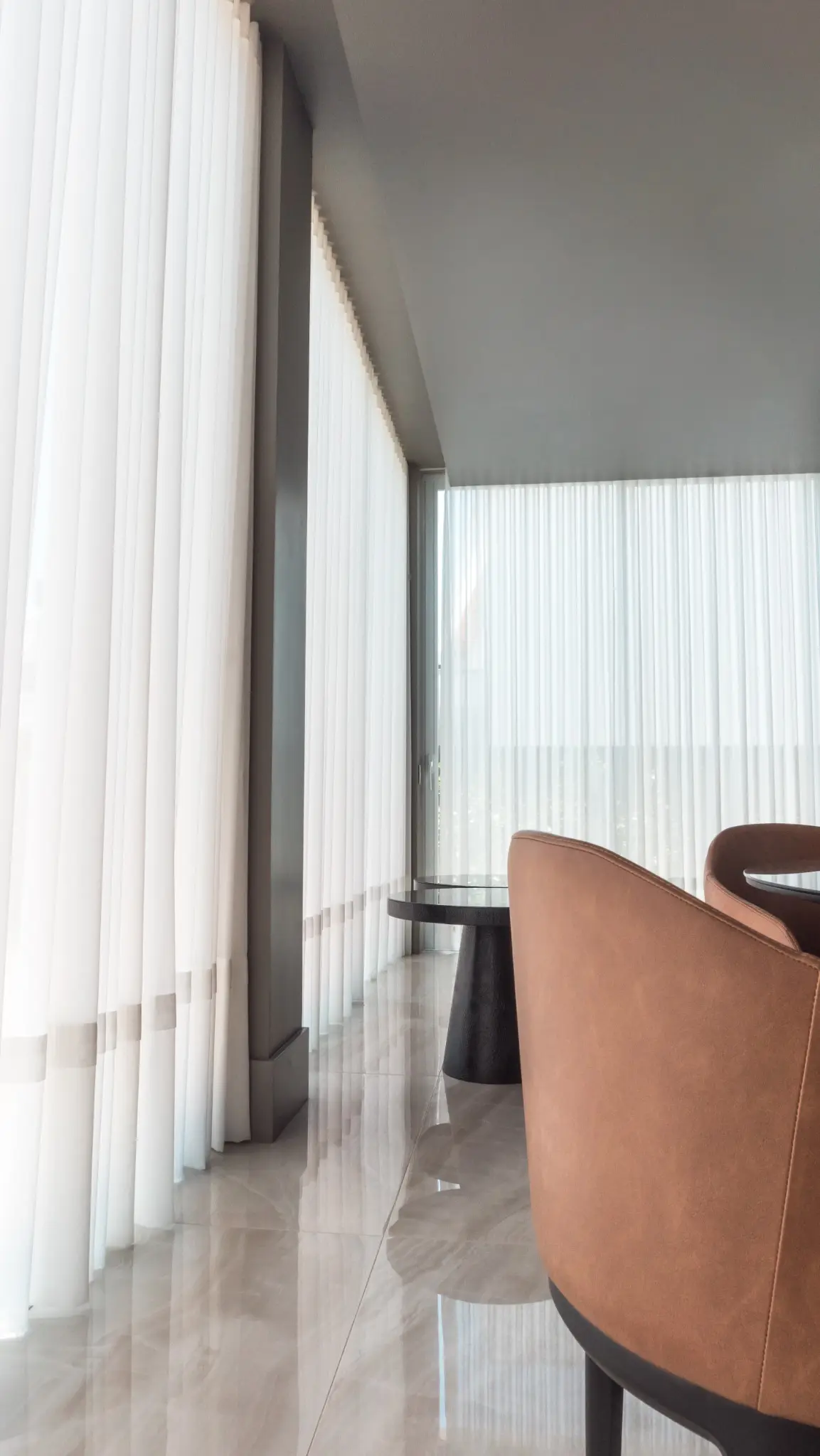 Cortinas contornando ambiente com acabamento no piso