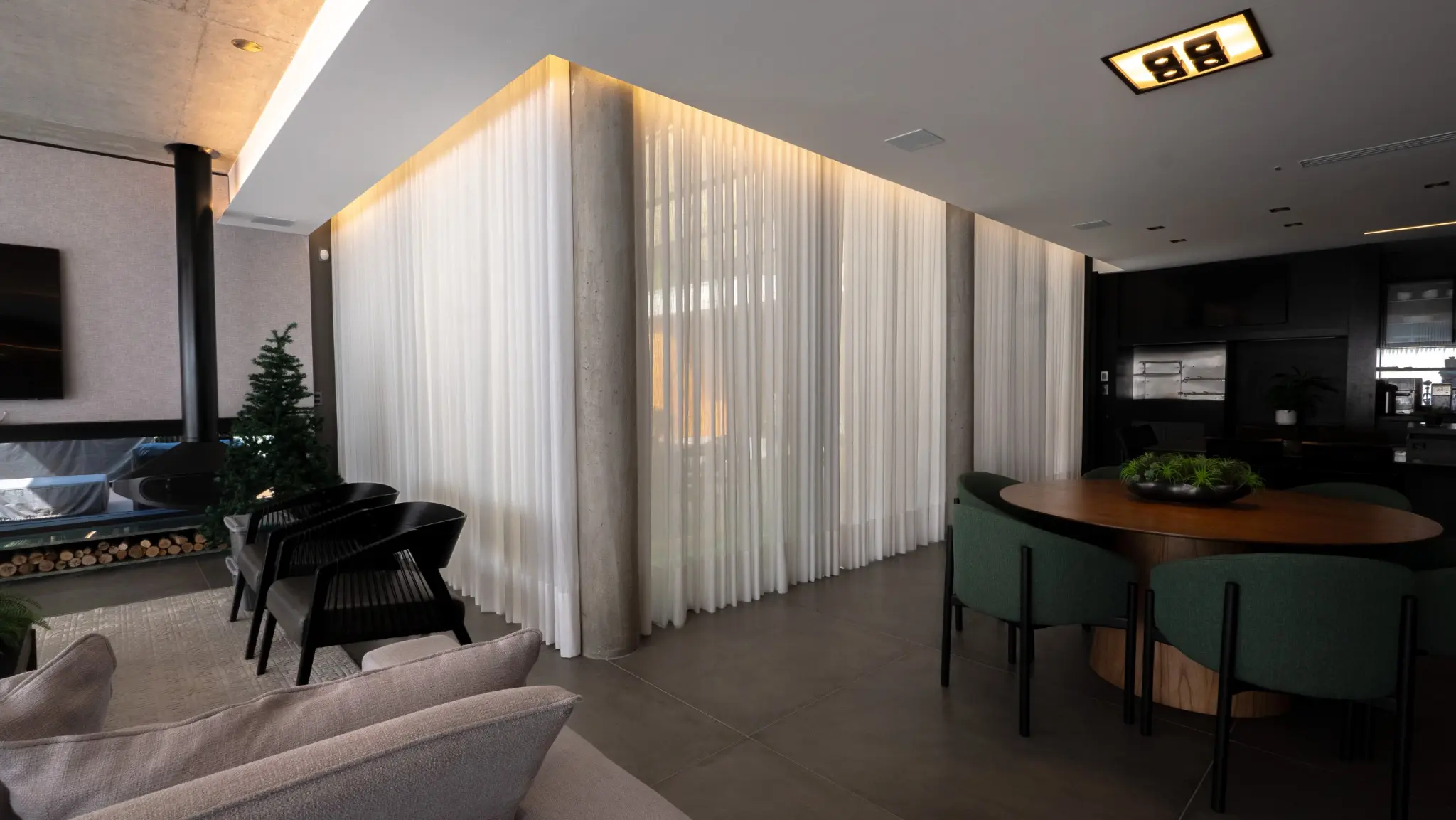 Cortinas sob medida em ambiente contemporâneo