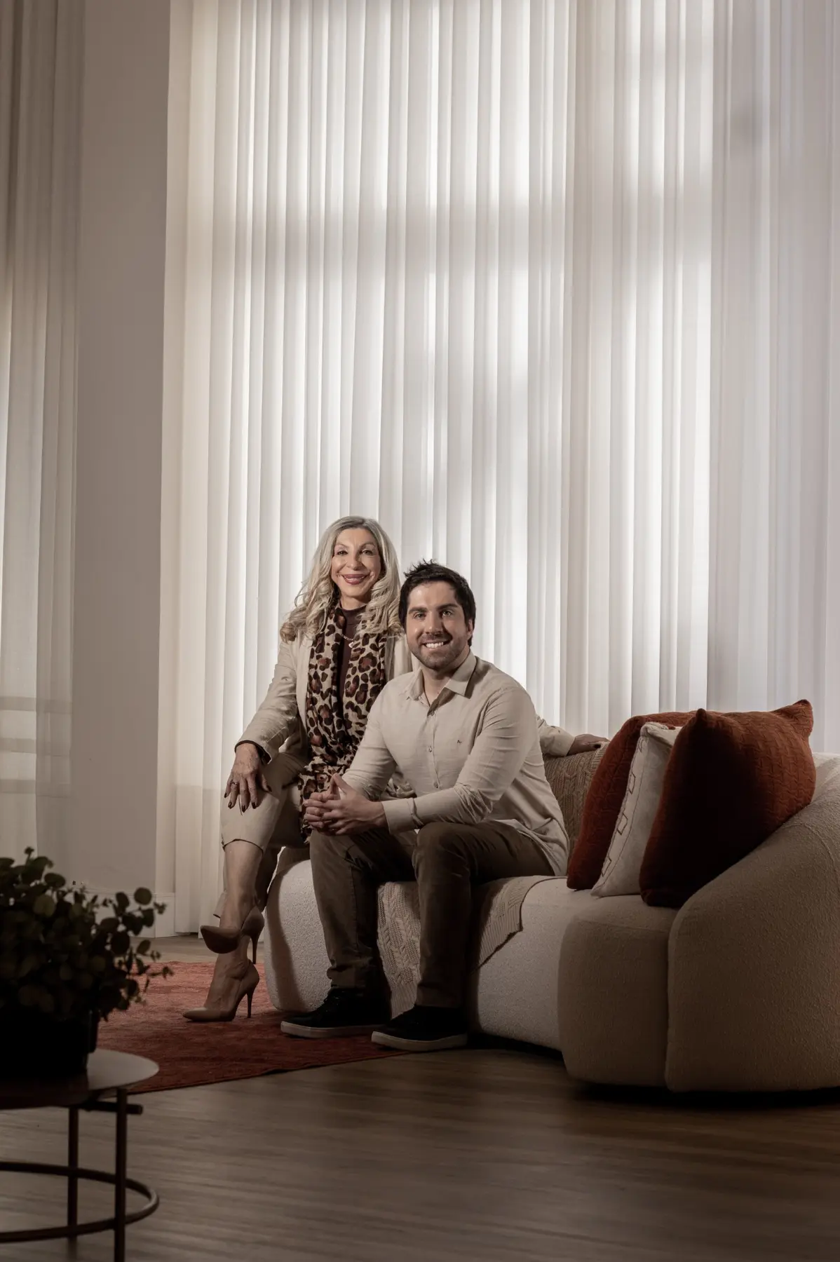 Léa e Tidoca no showroom da Léa Cortinas