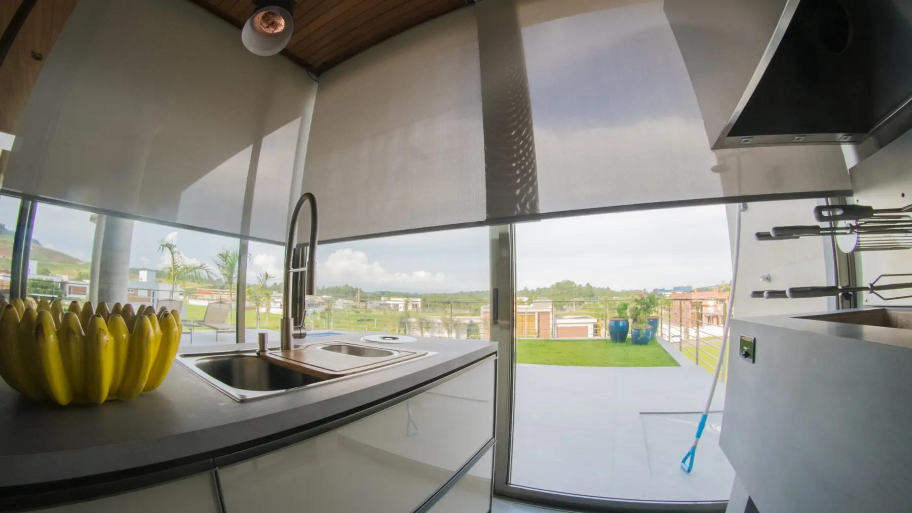 Persiana sob medida controlando a luz em um ambiente elegante