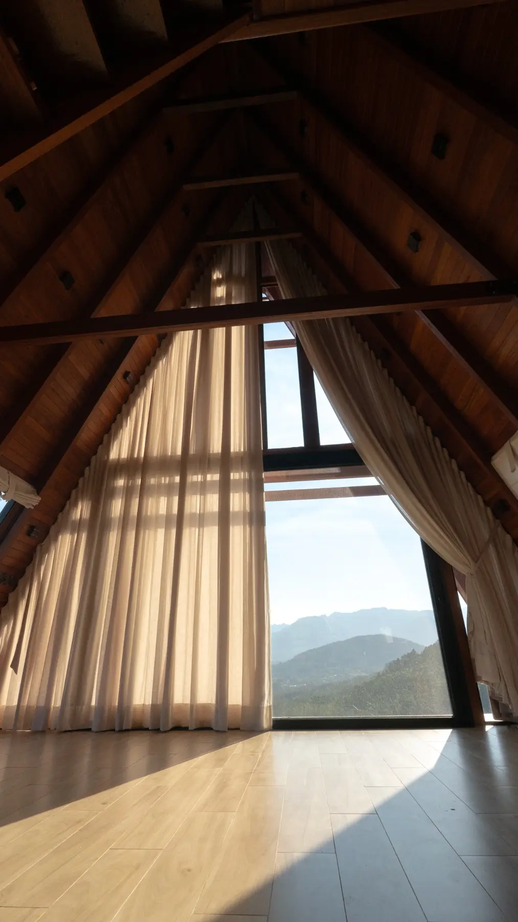 Cortinas sob medida em um ambiente de pé-direito muito alto