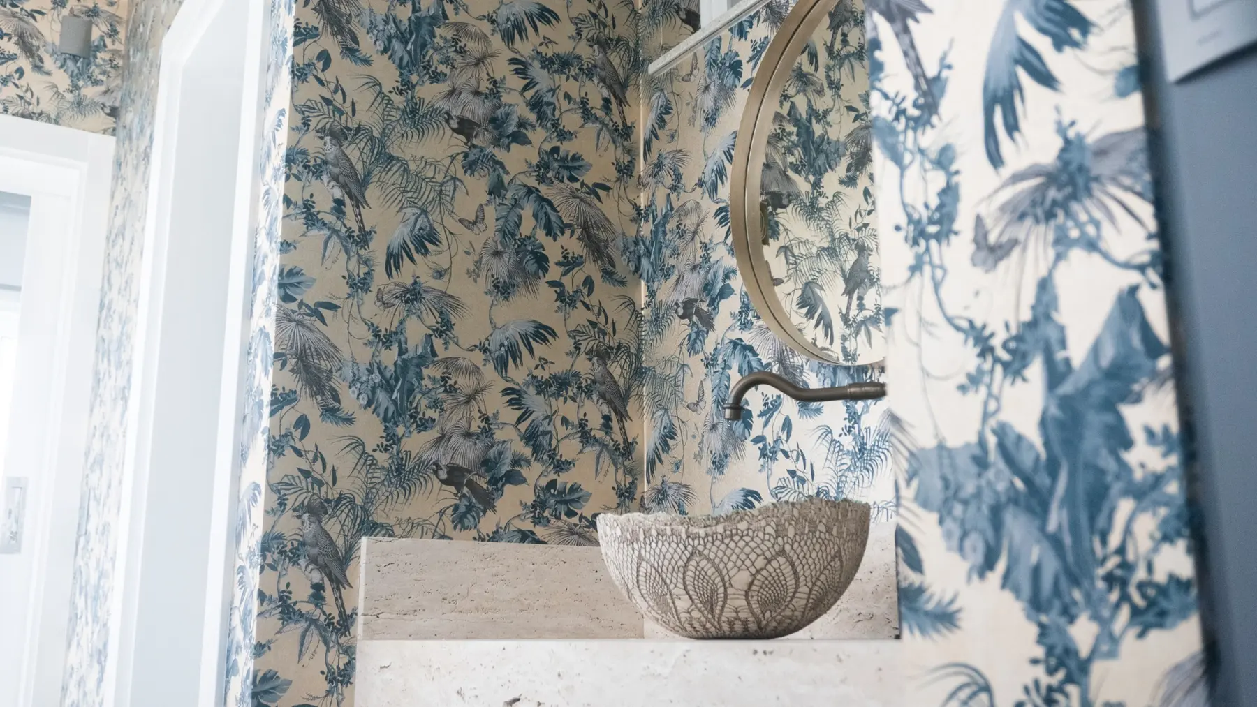 Lavabo revestido com papel de parede azul estampado