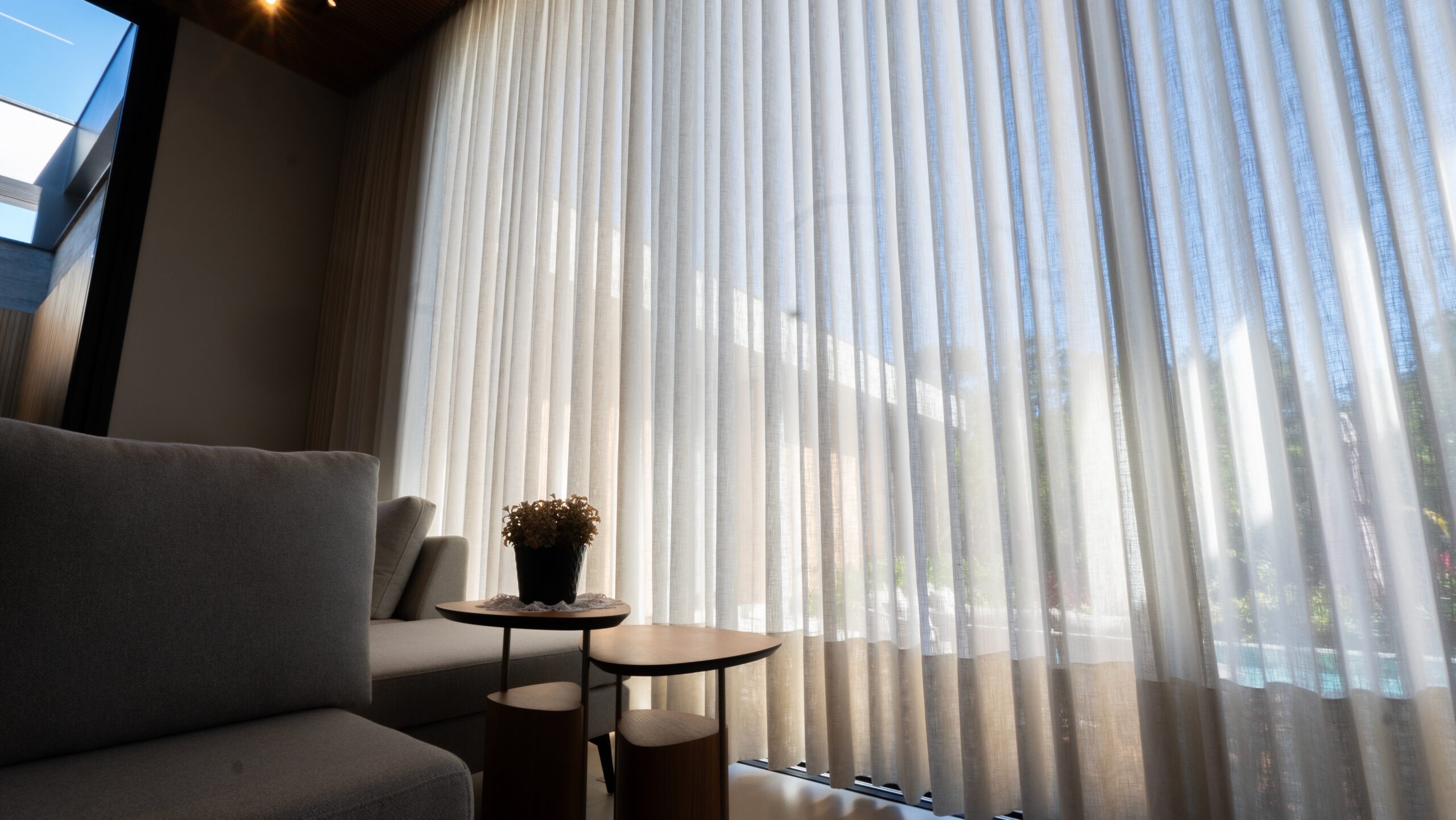 Cortinas sob medida em ambiente contemporâneo